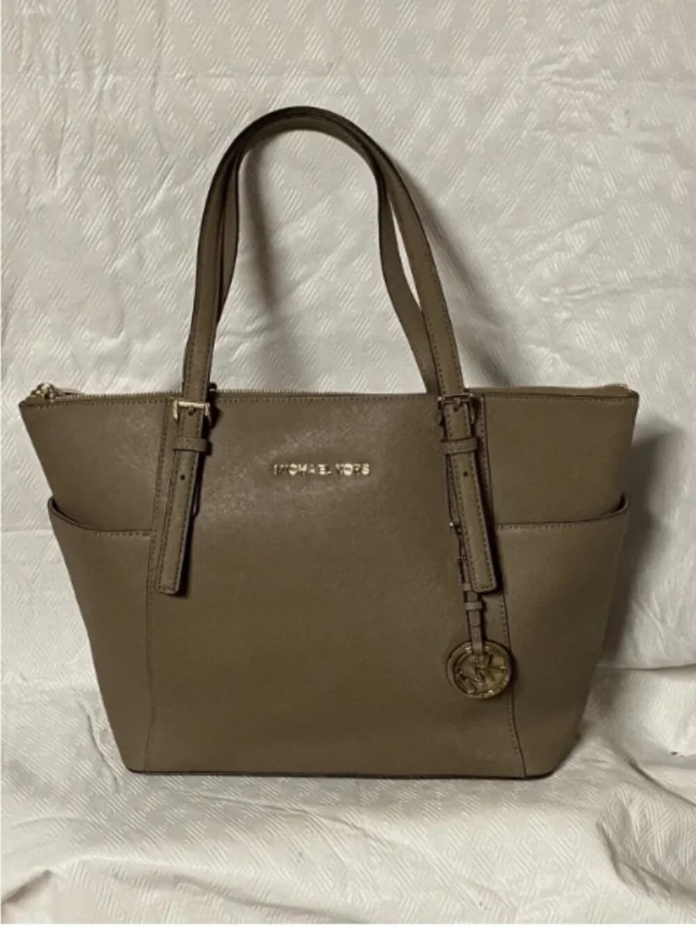 MICHAEL KORS JET SET TOP ZIP SAFFIANO LEATHER SHOULDER BAG DARK BEIGE OR TAUPE